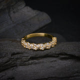 Par de argollas de matrimonio macizas de 2mm y 4mm con incrustación de cristales (mitad de la pieza) elaboradas en oro amarillo de 18k