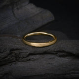 Par de argollas de matrimonio macizas de 2mm y 4mm con incrustación de cristales (mitad de la pieza) elaboradas en oro amarillo de 18k