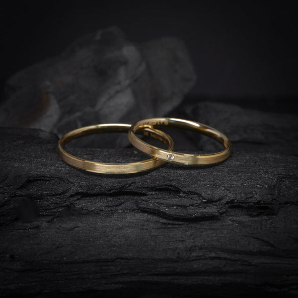 Par de argollas de matrimonio macizas de 2mm con incrustación de diamante de .01ct elaboradas en oro amarillo de 14 kilates