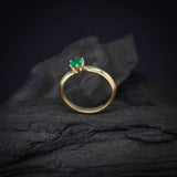 Anillo de compromiso con esmeralda natural AAA realizado en oro amarillo de 18 kilates