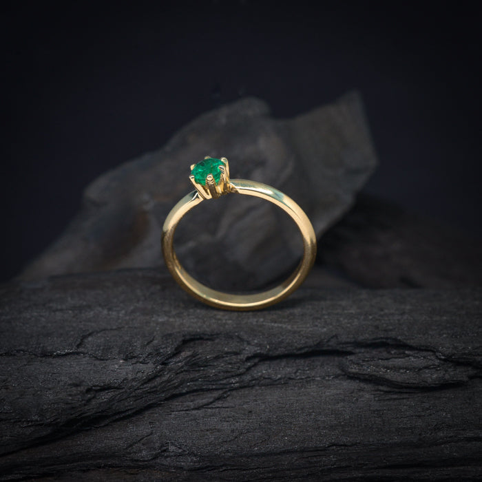 Anillo de compromiso con esmeralda natural AAA realizado en oro amarillo de 14 kilates