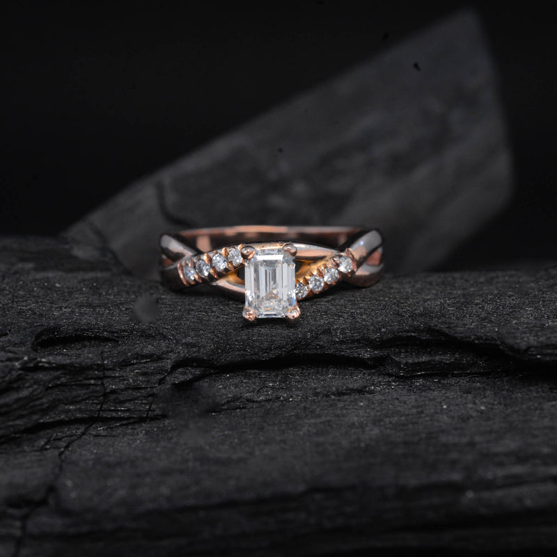 Anillo de compromiso con moissanita de 1.0ct con certificado GRA y 8 diamantes naturales laterales elaborado en oro rosa de 14 kilates