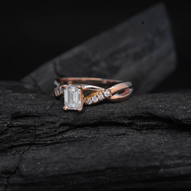 Anillo de compromiso con moissanita de 1.0ct con certificado GRA y 8 diamantes naturales laterales elaborado en oro rosa de 14 kilates