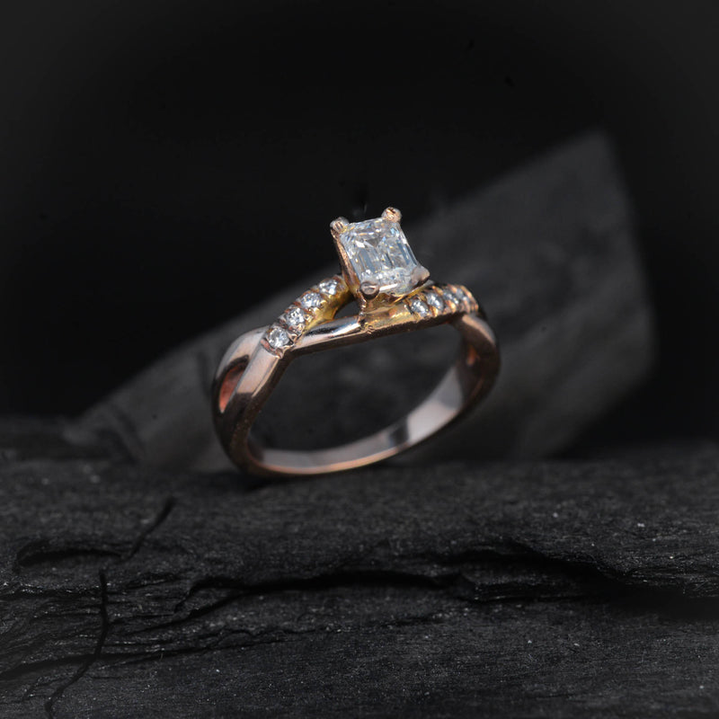Anillo de compromiso con moissanita de 1.0ct con certificado GRA y 8 diamantes naturales laterales elaborado en oro rosa de 14 kilates