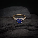Anillo de compromiso con zafiro natural y 4 diamantes naturales elaborado en oro de 14 kilates