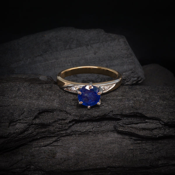 Anillo de compromiso con zafiro natural y 4 diamantes naturales elaborado en oro de 14 kilates