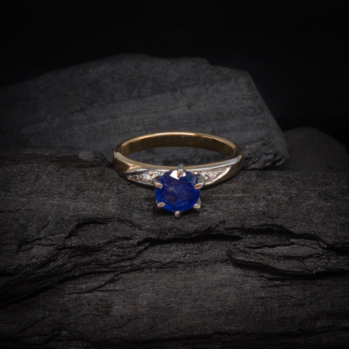 Anillo de compromiso con zafiro natural y 4 diamantes naturales elaborado en oro de 14 kilates
