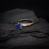 Anillo de compromiso con zafiro natural y 4 diamantes naturales elaborado en oro de 14 kilates