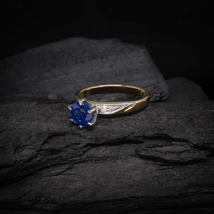 Anillo de compromiso con zafiro natural y 4 diamantes naturales elaborado en oro de 14 kilates