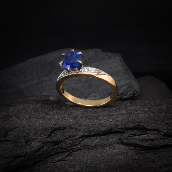 Anillo de compromiso con zafiro natural y 4 diamantes naturales elaborado en oro de 14 kilates
