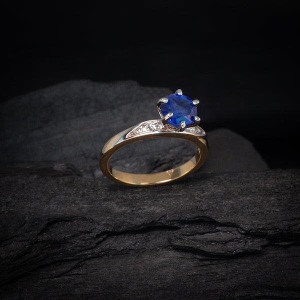 Anillo de compromiso con zafiro natural y 4 diamantes naturales elaborado en oro de 14 kilates