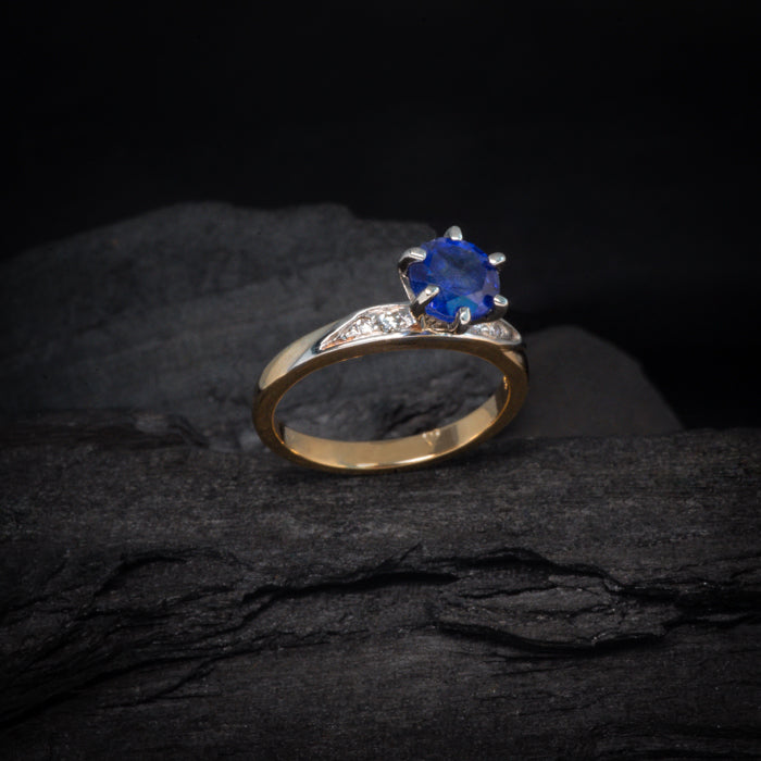 Anillo de compromiso con zafiro natural y 4 diamantes naturales elaborado en oro de 14 kilates