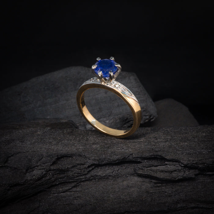 Anillo de compromiso con zafiro natural y 4 diamantes naturales elaborado en oro de 14 kilates