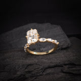 Anillo de compromiso con moissanita de 2.0ct corte radiante con certificado GRA y 6 moissanitas laterales realizado en oro amarillo de 14 kilates