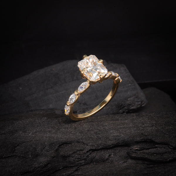 Anillo de compromiso con moissanita de 2.0ct corte radiante con certificado GRA y 6 moissanitas laterales realizado en oro amarillo de 14 kilates