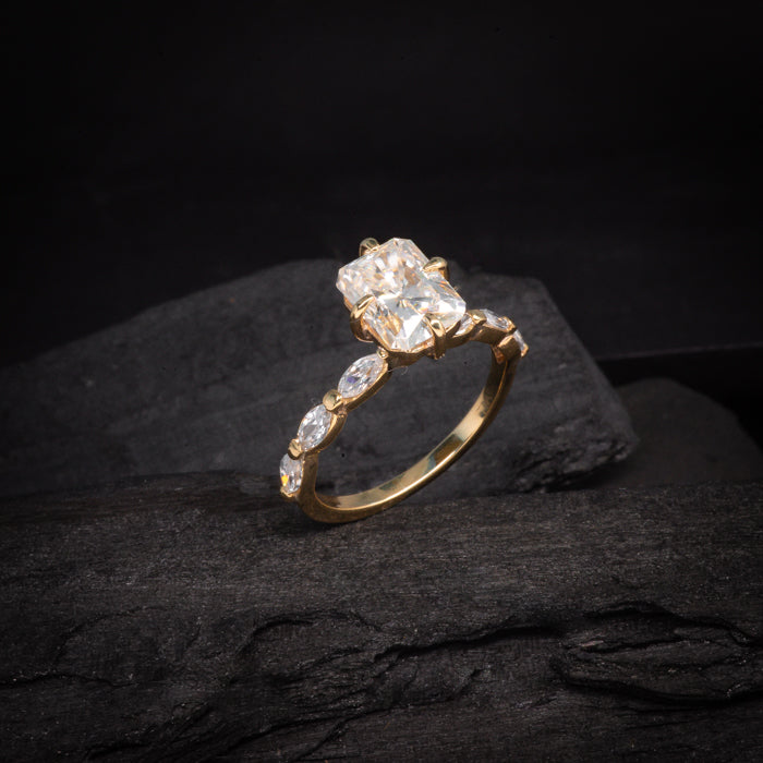 Anillo de compromiso con moissanita de 2.0ct corte radiante con certificado GRA y 6 moissanitas laterales realizado en oro amarillo de 14 kilates