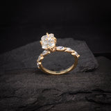 Anillo de compromiso con moissanita de 2.0ct corte radiante con certificado GRA y 6 moissanitas laterales realizado en oro amarillo de 14 kilates