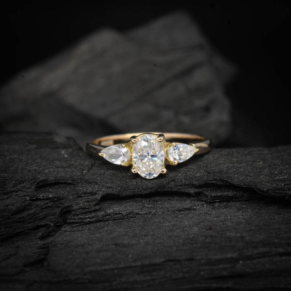 Anillo de compromiso con moissanita oval de 1.5ct con certificado GRA y moissanitas laterales elaborado en oro amarillo de 14 kilates
