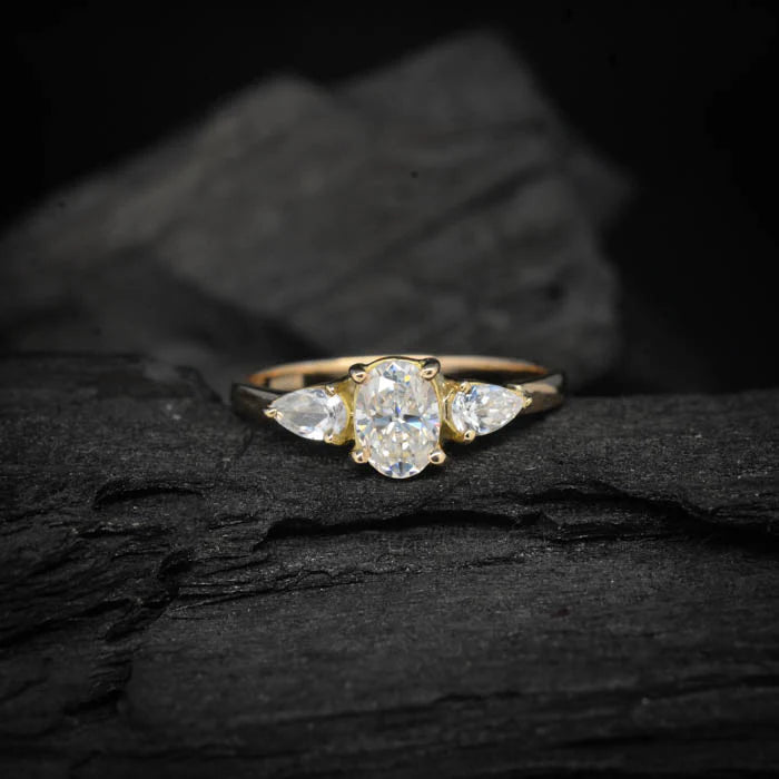 Anillo de compromiso con diamante natural de 1.5ct corte oval con certificación GIA y 2 diamantes naturales laterales elaborado en oro amarillo de 14k