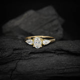 Anillo de compromiso con moissanita oval de 1.5ct con certificado GRA y moissanitas laterales elaborado en oro amarillo de 14 kilates