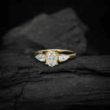 Anillo de compromiso con diamante natural de 1.5ct corte oval con certificación GIA y 2 diamantes naturales laterales elaborado en oro amarillo de 14k
