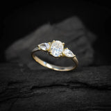 Anillo de compromiso con diamante natural de 1.5ct corte oval con certificación GIA y 2 diamantes naturales laterales elaborado en oro amarillo de 14k