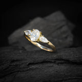 Anillo de compromiso con diamante natural de 1.5ct corte oval con certificación GIA y 2 diamantes naturales laterales elaborado en oro amarillo de 14k