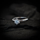 Anillo de compromiso con diamante natural central de 1.0ct corte brillante con certificación GIA elaborado en oro blanco de 14k