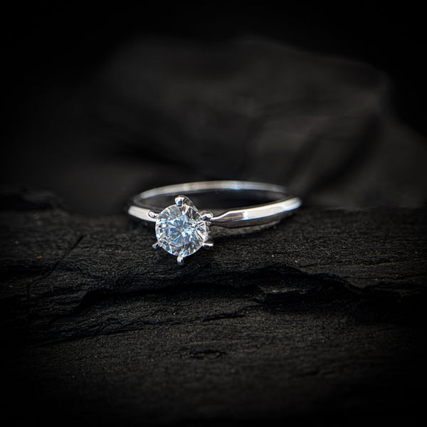 Anillo de compromiso con diamante natural central de 1.0ct corte brillante con certificación GIA elaborado en oro blanco de 14k