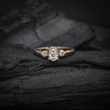 Anillo de compromiso con moissanita de .50ct con certificado GRA y 2 moissanitas laterales  elaborado en oro amarillo de 14 kilates