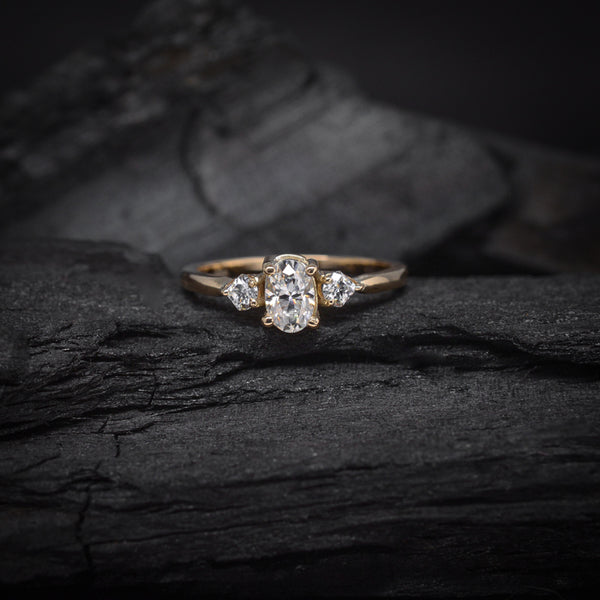 Anillo de compromiso condiamante de laboratorio de .50ct con certificado IGI y 2 diamantes de laboratorio laterales  elaborado en oro amarillo de 14 kilates