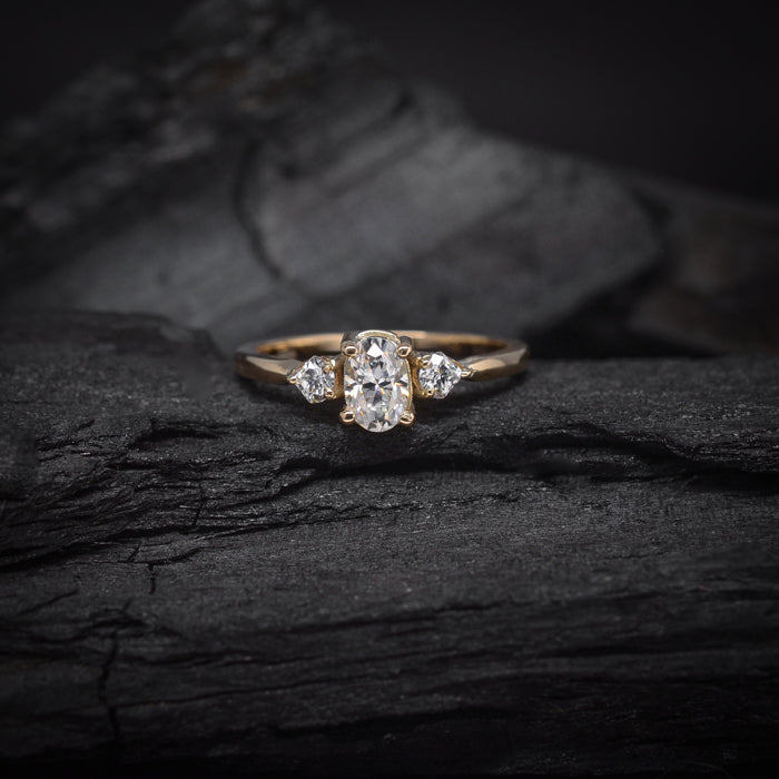 Anillo de compromiso con moissanita de .50ct con certificado GRA y 2 moissanitas laterales  elaborado en oro amarillo de 14 kilates