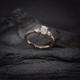 Anillo de compromiso con moissanita de .50ct con certificado GRA y 2 moissanitas laterales  elaborado en oro amarillo de 14 kilates