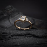 Anillo de compromiso con moissanita de .50ct con certificado GRA y 2 moissanitas laterales  elaborado en oro amarillo de 14 kilates
