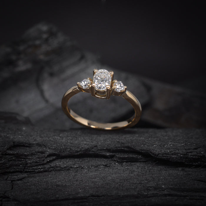 Anillo de compromiso con moissanita de .50ct con certificado GRA y 2 moissanitas laterales  elaborado en oro amarillo de 14 kilates