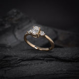 Anillo de compromiso con moissanita de .50ct con certificado GRA y 2 moissanitas laterales  elaborado en oro amarillo de 14 kilates