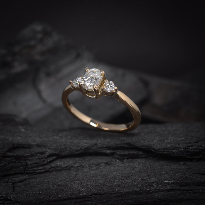 Anillo de compromiso con moissanita de .50ct con certificado GRA y 2 moissanitas laterales  elaborado en oro amarillo de 14 kilates