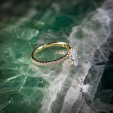 Anillo de compromiso con diamante de laboratorio de 1.0ct corte marquise con certificado IGI y 20 diamantes de laboratorio elaborado en oro amarillo de 14k