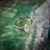 Anillo de compromiso con diamante de laboratorio de 1.0ct corte marquise con certificado IGI y 20 diamantes de laboratorio elaborado en oro amarillo de 14k