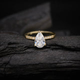 Anillo de compromiso con moissanita gota de 2.0ct con certificado GRA y moissanitas laterales elaborado en oro amarillo de 14 kilates