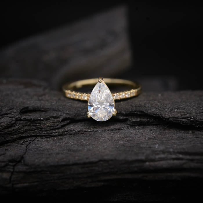 Anillo de compromiso con moissanita gota de 2.0ct con certificado GRA y moissanitas laterales elaborado en oro amarillo de 14 kilates