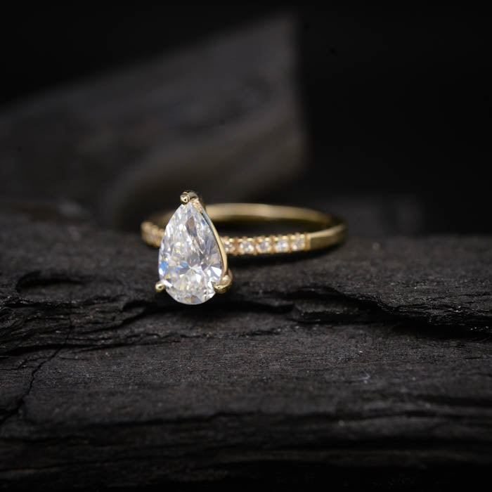 Anillo de compromiso con moissanita gota de 2.0ct con certificado GRA y moissanitas laterales elaborado en oro amarillo de 14 kilates