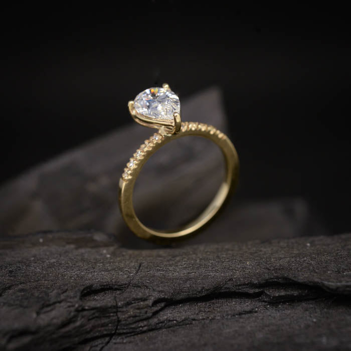 Anillo de compromiso con moissanita gota de 2.0ct con certificado GRA y moissanitas laterales elaborado en oro amarillo de 14 kilates