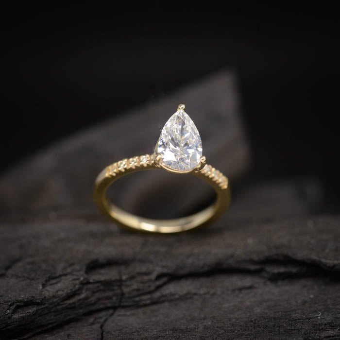 Anillo de compromiso con moissanita gota de 2.0ct con certificado GRA y moissanitas laterales elaborado en oro amarillo de 14 kilates