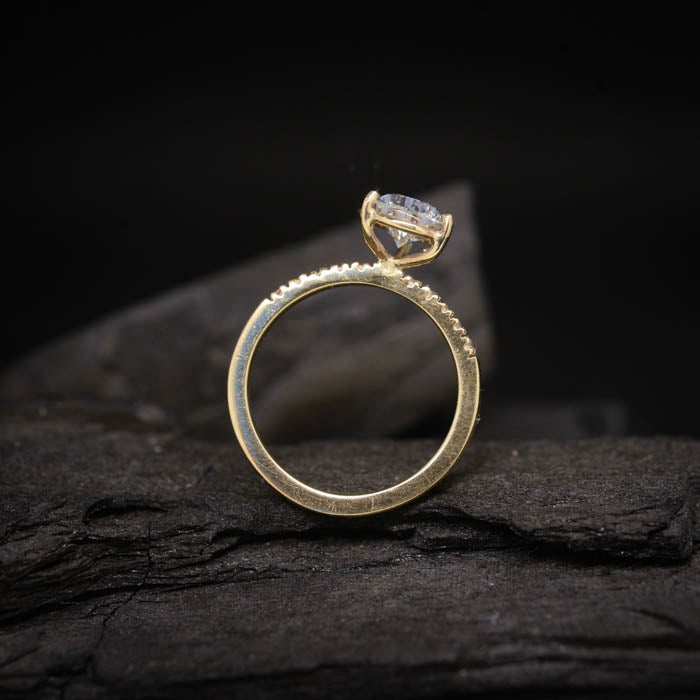 Anillo de compromiso con moissanita gota de 2.0ct con certificado GRA y moissanitas laterales elaborado en oro amarillo de 14 kilates