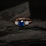 Anillo de compromiso con zafiro natural de 1.0ct corte brillante y 2 diamantes naturales elaborado en oro rosa de 14k