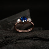 Anillo de compromiso con zafiro natural de 1.0ct corte brillante y 2 diamantes naturales elaborado en oro rosa de 14k