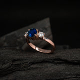 Anillo de compromiso con zafiro natural de 1.0ct corte brillante y 2 diamantes naturales elaborado en oro rosa de 14k