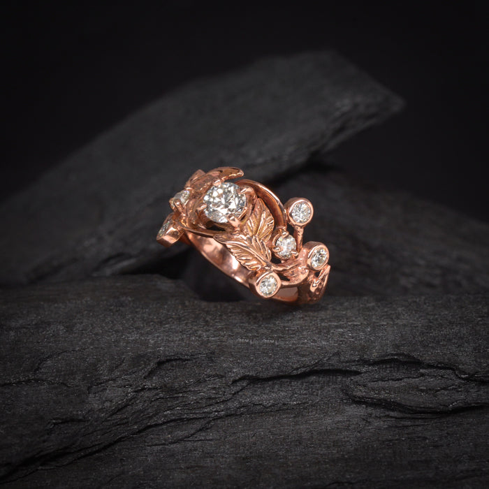 Anillo de compromiso con diamante natural central de .50ct con certificación GIA y 8 diamantes naturales laterales elaborado en oro rosa de 14 kilates