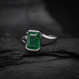 Anillo de compromiso con esmeralda natural de 1.0ct corte esmeralda elaborado en oro blanco de 14k